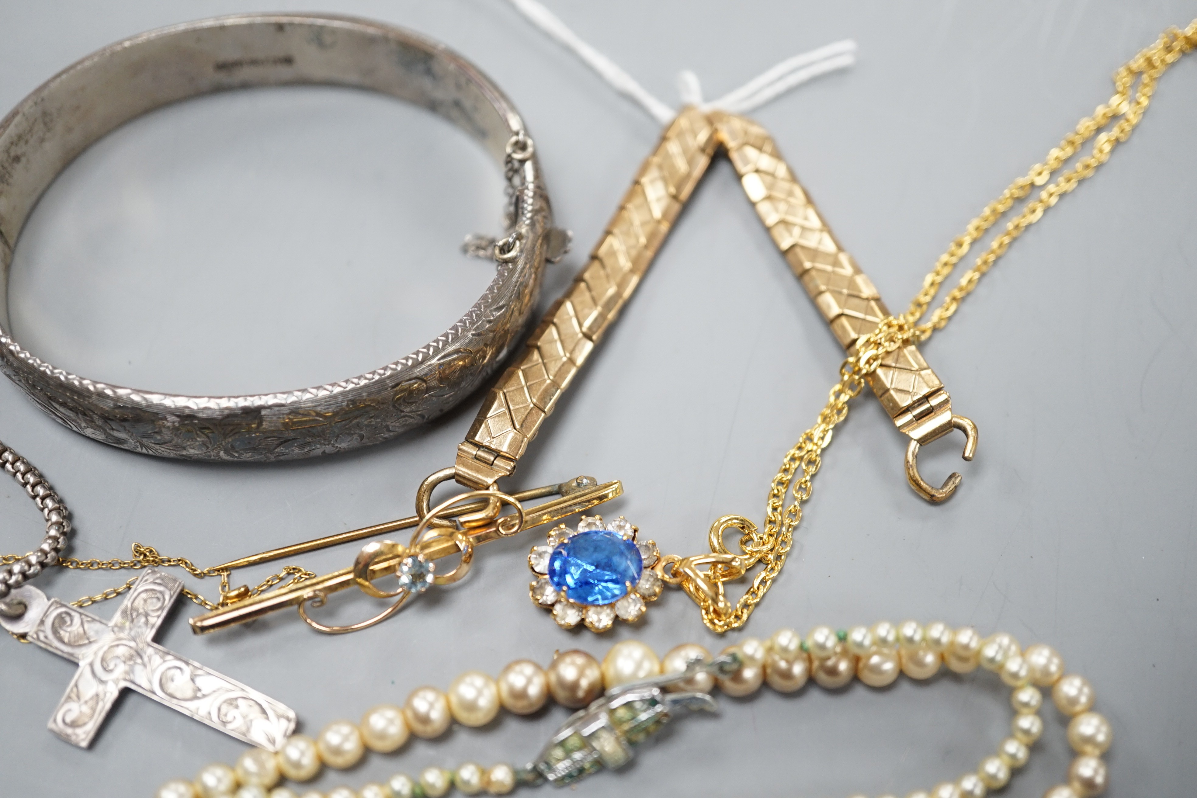 A 9ct gold flexible watch strap, a 9ct and gem set bar brooch and a 9k fine link chain, gross weight 12.1 grams and four other items of jewellery including a silver hinged bangle and simulated pearl necklace.